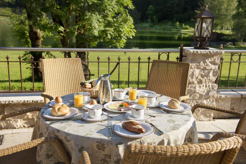 Frühstück auf der Terrasse mit Seeblick
